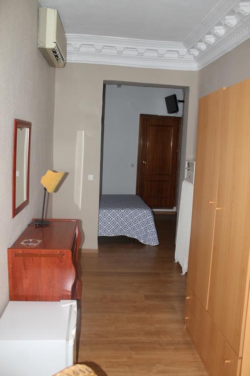 Hostal Trevinca Madrid Exterior photo