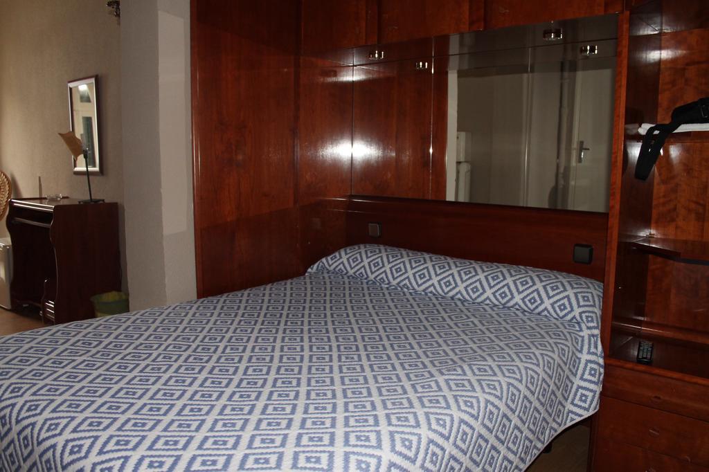 Hostal Trevinca Madrid Exterior photo