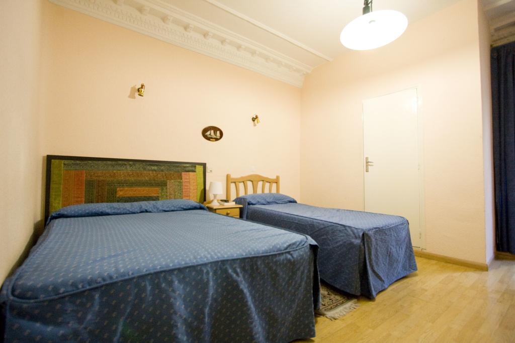 Hostal Trevinca Madrid Exterior photo