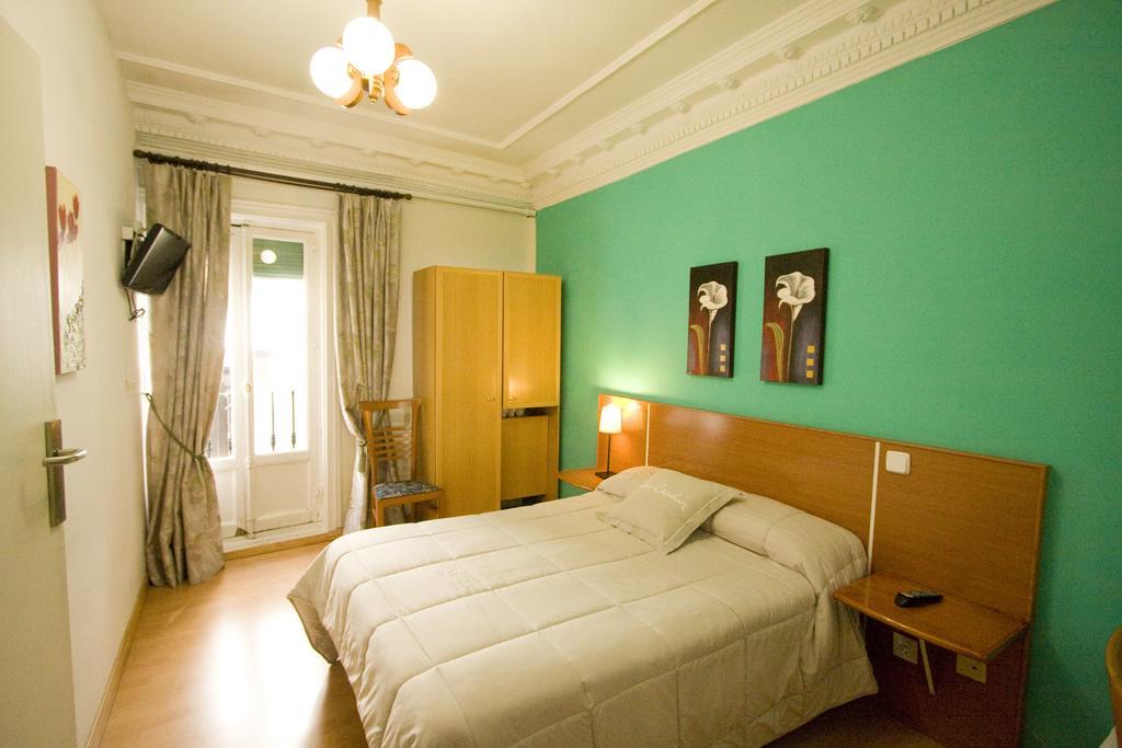 Hostal Trevinca Madrid Exterior photo