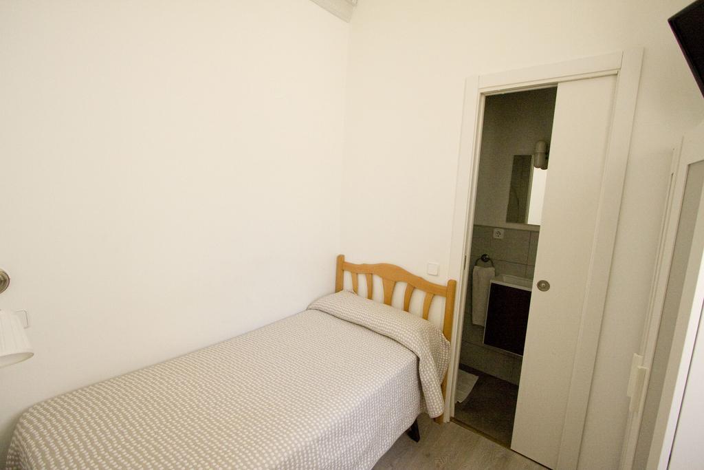 Hostal Trevinca Madrid Exterior photo