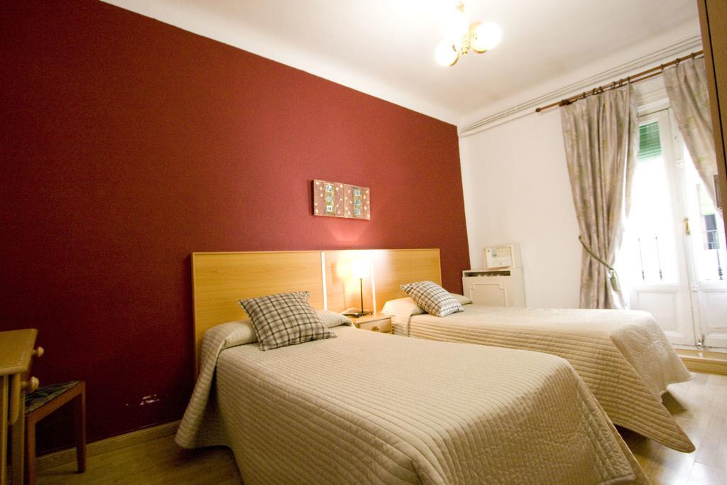 Hostal Trevinca Madrid Exterior photo