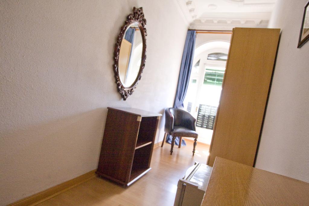 Hostal Trevinca Madrid Exterior photo