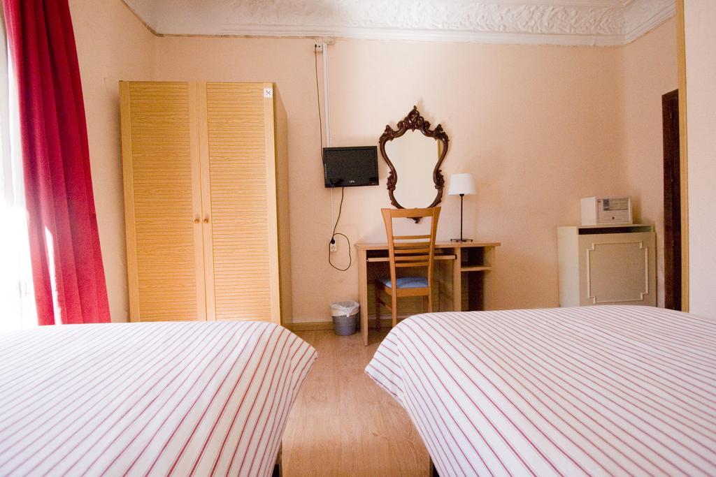 Hostal Trevinca Madrid Exterior photo