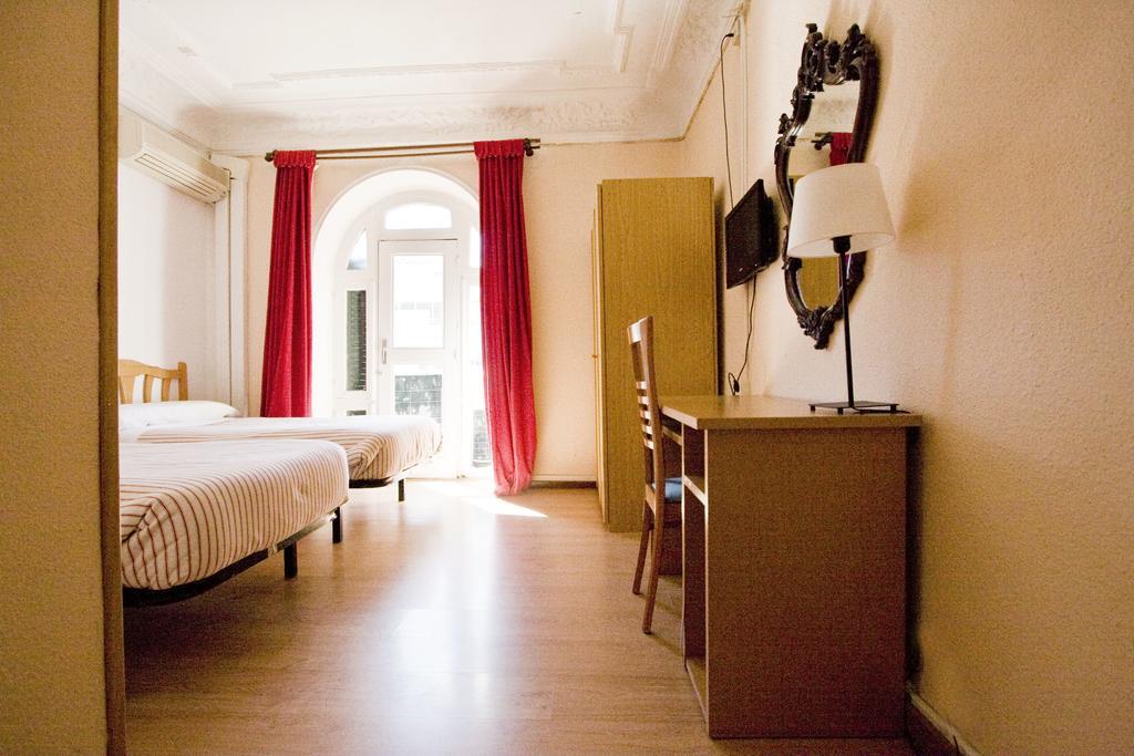 Hostal Trevinca Madrid Exterior photo