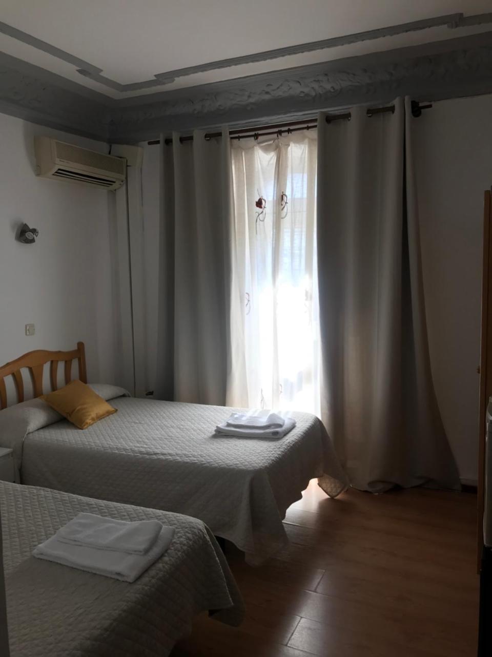 Hostal Trevinca Madrid Exterior photo