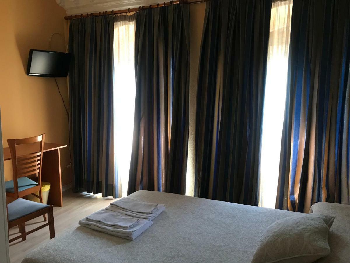 Hostal Trevinca Madrid Exterior photo